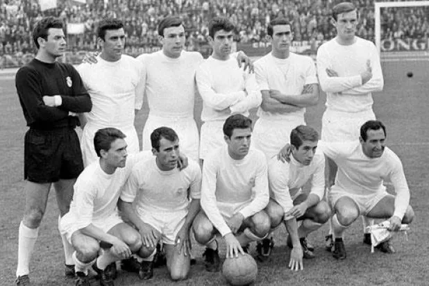 الليغا الإسبانية.. بدأت بعشرة فرق وبرشلونة أول المتوجين