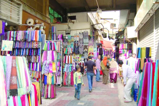 الخصخصة وتراجع السياحة يصيبان أقدم سوق للأقمشة في مصر بالكساد