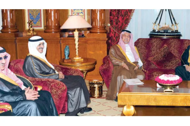 العاهل البحريني الملك حمد بن عيسى لدى استقباله الأمير سعود الفيصل وزير الخارجية السعودي، والأمير خالد بن بندر رئيس الاستخبارات العامة، والأمير محمد بن نايف وزير الداخلية في المنامة أمس (بنا)