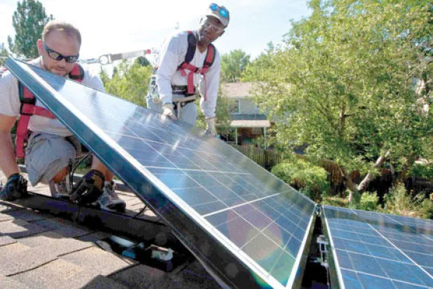 سوق الطاقة الشمسية تحقق أرباحا قياسية في 2014 بسبب زيادة الطلب