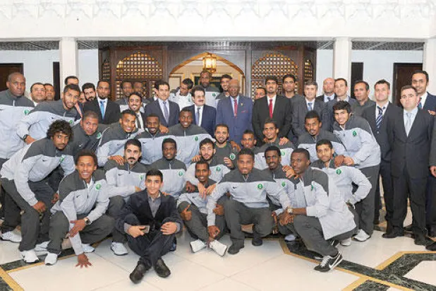 أعضاء بعثة المنتخب السعودي الأول في صورة تذكارية مع السفير السعودي في لندن 
