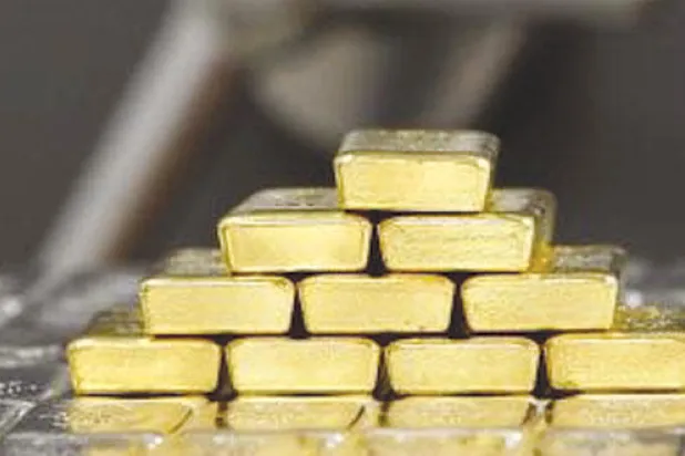 صناديق التحوط تخفض المضاربات على الذهب.. وأسعاره تتكبد أول خسارة ربعية في 2014