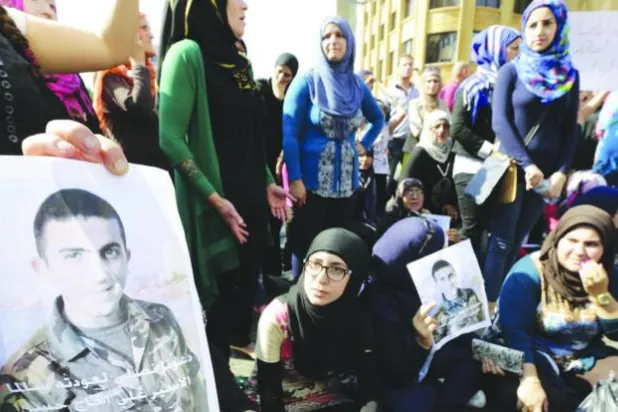 العمال السوريون يتخوفون من ترحيلهم وبلدية في جنوب لبنان تقرر إخلاء مخيم للاجئين