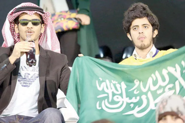 الزي السعودي حضر هو الآخر في مدرجات ملعب فولهام (رويترز)