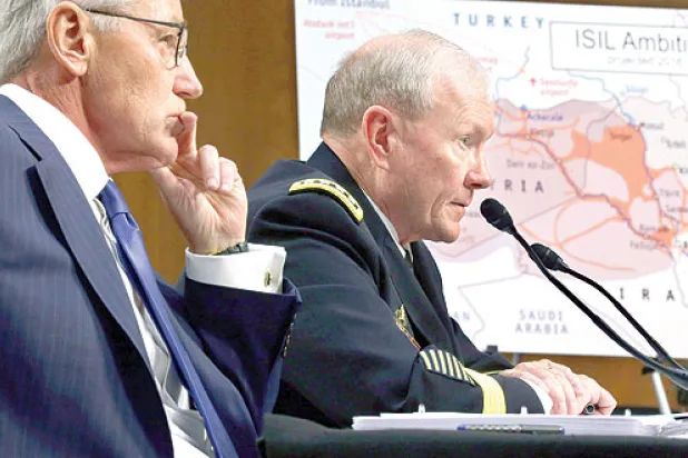 وزير الدفاع الأميركي تشاك هيغل ورئيس هيئة الأركان المشتركة الجنرال مارتن ديمبسي يدليان بإفادتيهما  أمام لجنة القوات المسلحة التابعة لمجلس الشيوخ الأميركي أمس (أ.ف.ب)