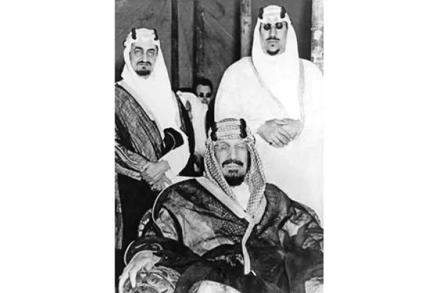 الملك المؤسس مع نجليه الأمير سعود والأمير فيصل