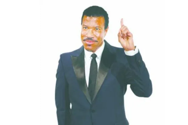 ليونيل ريتشي يسحر الجمهور في حفله الأخير بشيكاغو