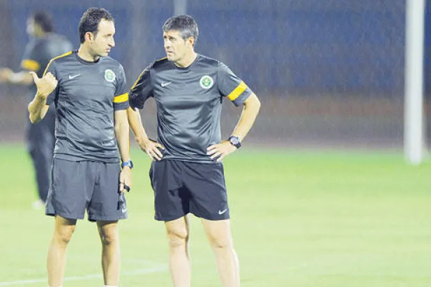 مطالب برحيل الإسباني لوبيز تتزايد قبل الخليجية.. والشرط الجزائي «يعرقله»