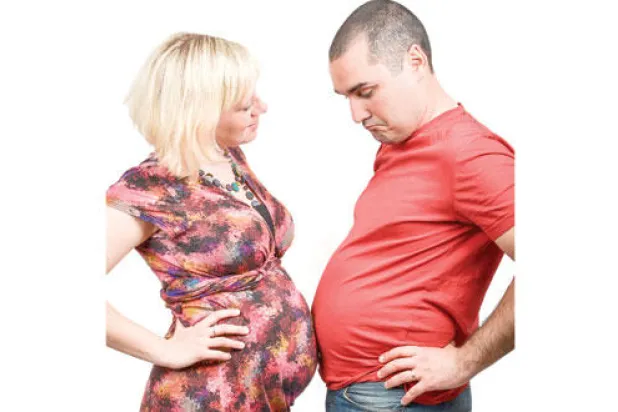 «الحمل المتعاطف».. لماذا تظهر بعض أعراض الحمل على الرجال؟