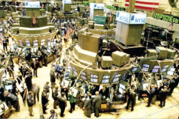 أباطرة الأسهم الخاصة يفتحون عالمهم المغلق أمام المستثمرين الصغار