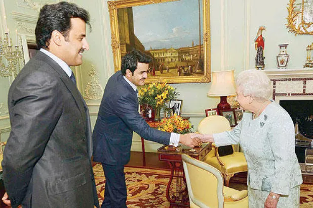 الملكة إليزابيث الثانية لدى استقبالها الشيخ تميم بن حمد آل ثاني والشيخ جوعان بن حمد في قصر باكنغهام أمس (رويترز)