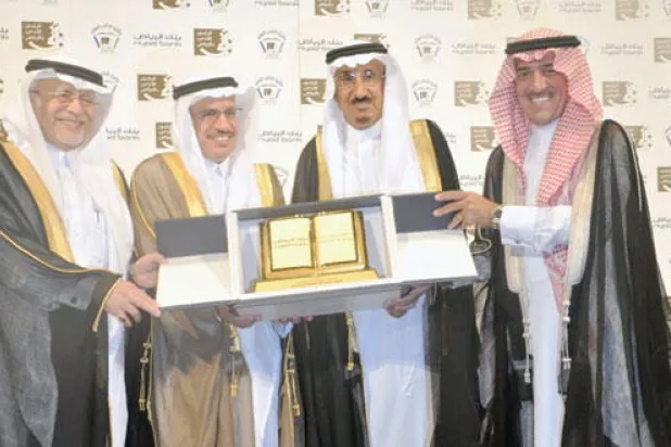 «قاموس الأدباء» يخطف جائزة «كتاب العام».. ويثير الجدل