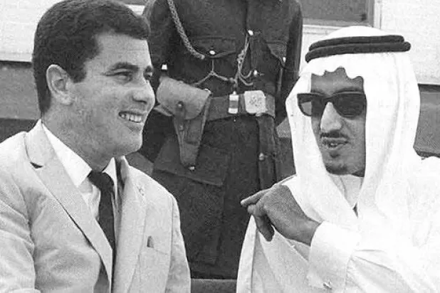 الأمير خالد الفيصل حينما كان مسؤولا في رعاية الشباب في نهاية الستينات  (تصوير: أرشيف كتاب محمد القدادي)