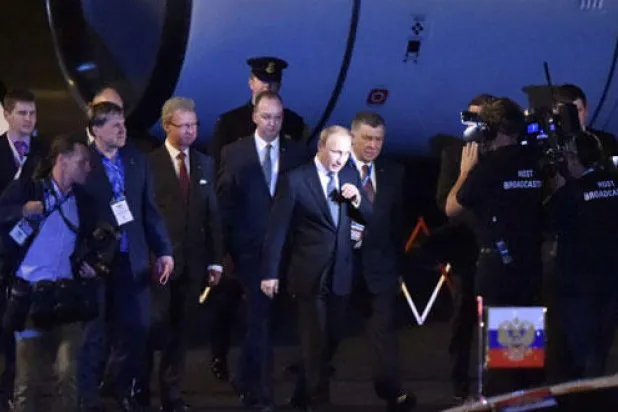 الرئيس الروسي فلاديمير بوتن لحضة وصوله مدينة برزبن لحضور قمة العشرين {جي 20} في استراليا. (أ.ب.)