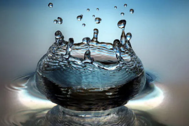 رفيف الظل : خلعوا عن الماءِ قُمْصَانَه