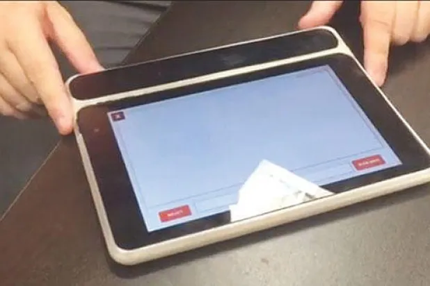 جهاز لوحي للتواصل مع الصم بسهولة