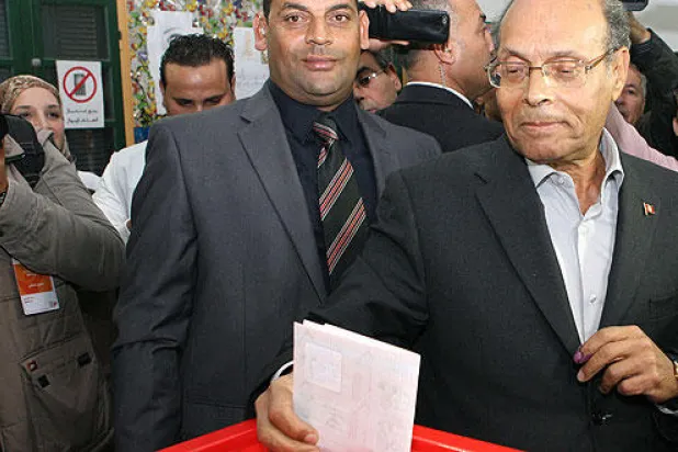 احتمال دورة ثانية للانتخابات يدخل تونس في سباق لاحترام أحكام الدستور