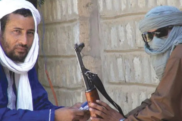 مؤلف الكتاب الأمين محمد سالم مع أحد قيادات القاعدة