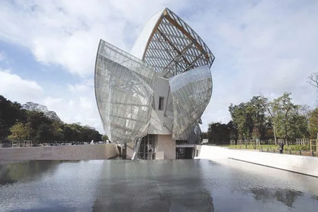 سفينة فرنسية بـ 12 شراعا تسير في اتجاهات إبداعية متنوعة