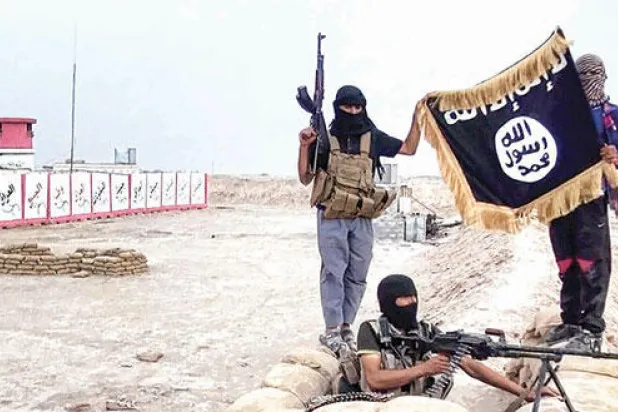عدد من عناصر تنظيم {داعش} في أحد معسكرات التنظيم بالعراق (ا.ف.ب)