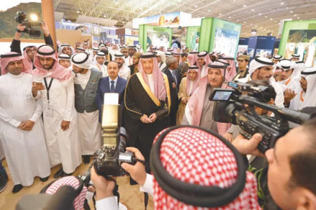 الأمير سلطان بن سلمان خلال تجوله بالمعرض المصاحب لملتقى {ألوان} ({الشرق الأوسط})