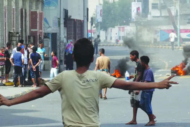 «اثنين العصيان المدني» يشل جنوب اليمن.. ومقتل متظاهر