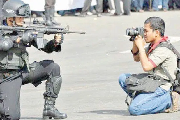 مراسلون إعلاميون لـ «الشرق الأوسط»: محطات فضائية تستخدم صحافيين استخباراتيا