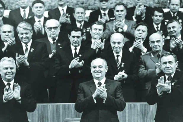 الزعيم السوفياتي ميخائيل غورباتشوف بعد انتخابه أمينا عاما للحزب الشيوعي السوفياتي - ثاتشر حضرت جنازة قسطنطين شيرنينكو خصيصا من أجل لقاء غورباتشوف لاعتقاد الغرب بأنه سينقل الاتحاد السوفياتي إلى مرحلة جديدة من العلاقات معه