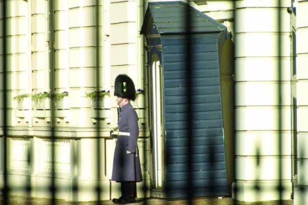 بسبب «داعش».. الحرس الملكي البريطاني يتحصن في نقاط أكثر أمنا