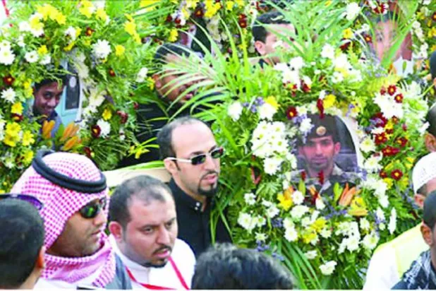 جانب من مسيرات تشييع ضحايا مذبحة «الدالوة» .. وفي الصورة مواطنون يحملون صورة شهيد الواجب