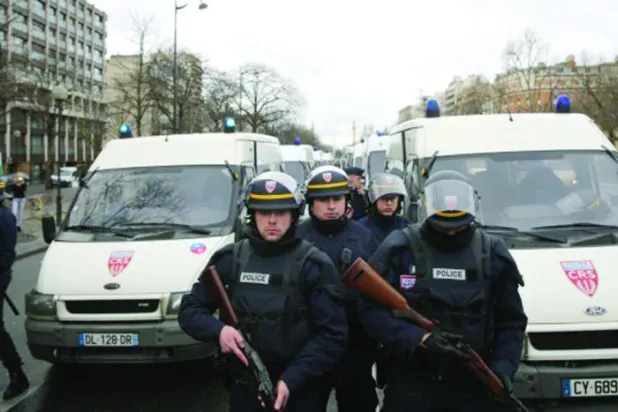 رسائل نصية وخط هاتفي ساخن من غرفة التخزين الباردة مع الشرطة الفرنسية