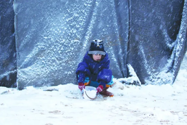 «داعش» يمنع الإغاثة عن النازحين لإجبار الشباب على القتال معه