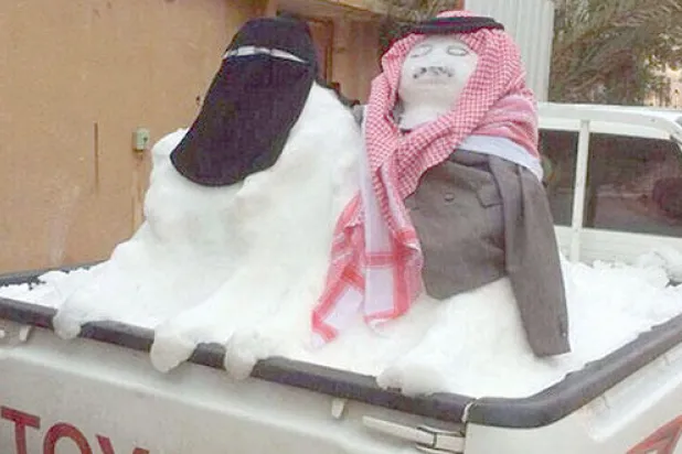 احتفل السعوديون في المناطق الشمالية بسقوط الثلج وصنعوا مجسمات من البيئة الشعبية (من مواقع التواصل الاجتماعي)