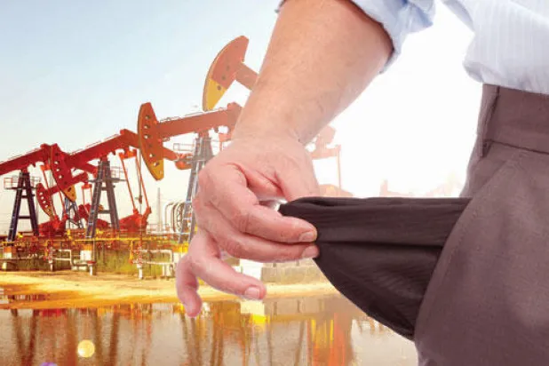 تراجع أسعار النفط يهدد بنوكا ويخلط حساباتها