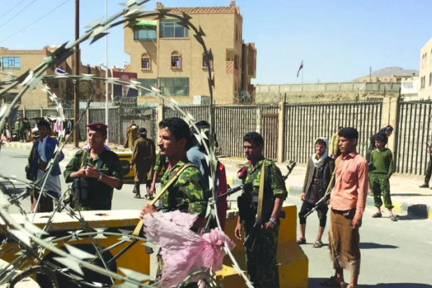 الحوثيون يستخدمون تكتيكات حزب الله.. وعجرفتهم تأكل من رصيدهم