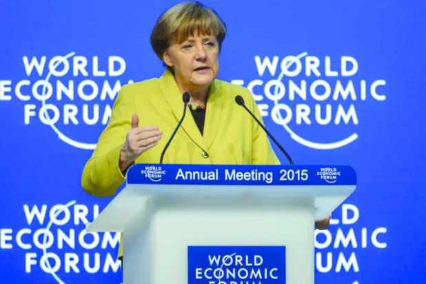 ميركل تدعو العالم إلى مواصلة فرض العقوبات على روسيا