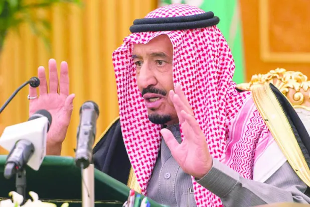 الملك سلمان بن عبد العزيز مترئسا إحدى جلسات مجلس الوزراء السعودي في ديسمبر 2014 (أ.ف.ب)