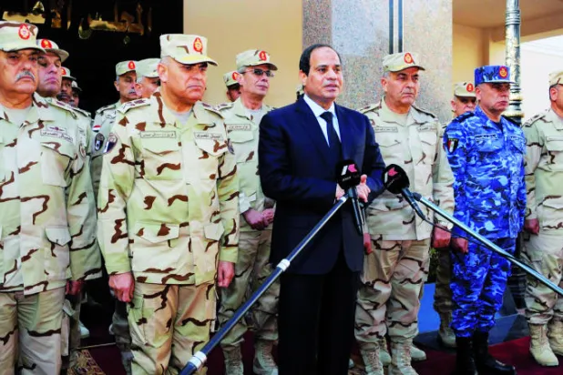 السيسي يتوقع حربا صعبة ضد الإرهاب ويوحد قيادة شرق القناة