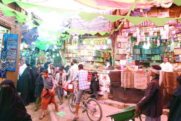 اليمنيون يكافحون يوميًا لتأمين قوتهم وتعودوا العيش من دون خدمات حكومية