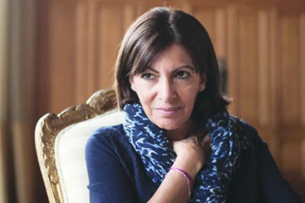 عمدة باريس تلعب دورًا كبيرًا في جهود المواساة بعد الهجمات