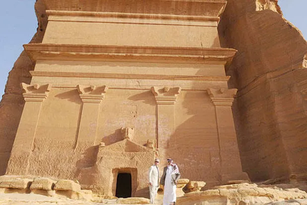 الأمير تشارلز خلال زيارته لمدائن صالح ويرافقه الأمير سلطان بن سلمان (واس)