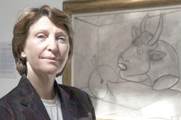 مارينا بيكاسو أمام لوحة لجدها (أ.ف.ب)