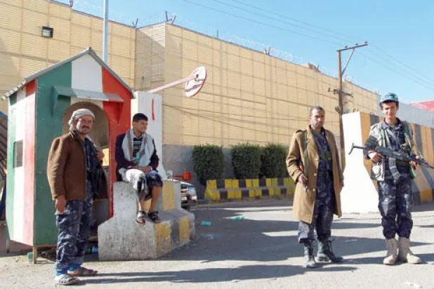 «القاعدة» تحاصر ثاني معسكر للجيش اليمني بالجنوب و«لجنة الحوثي» تستدعي البرلمان