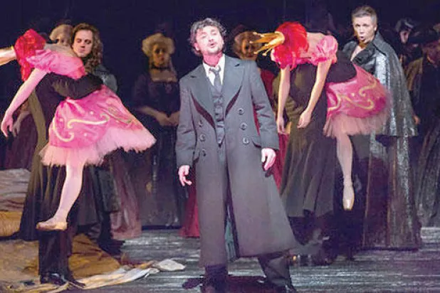 «بافاروتي الصغير» يكتسح نيويورك في غراميات «هوفمان» الفاشلة