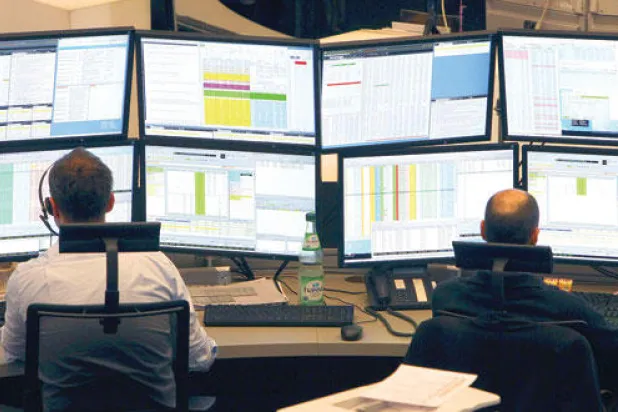 النفط ينخفض للمرة الأولى في 4 أسابيع.. والغاز الطبيعي ينتعش بسبب الصقيع