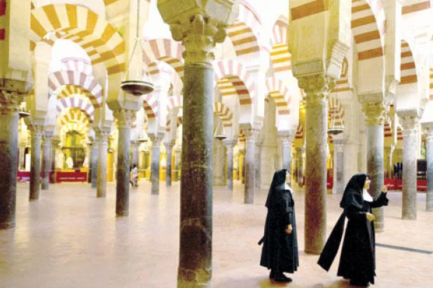 ساحة الأعمدة في المسجد (أ.ف.ب)