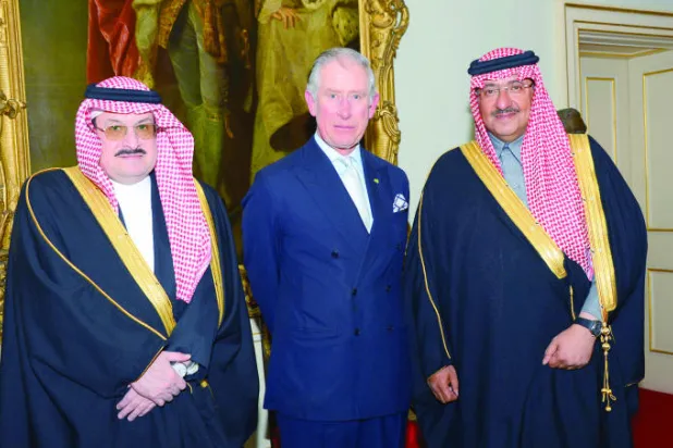 ولي ولي العهد السعودي وإلى جواره ولي عهد بريطانيا خلال مأدبة العشاء التي أقامها تكريما له ويظهر سفير السعودية لدى بريطانيا (واس)