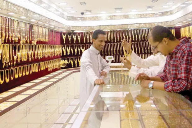 الذهب والدولار يغردان خارج السرب في ظاهرة غريبة لا تظهر إلا في أوقات الأزمات