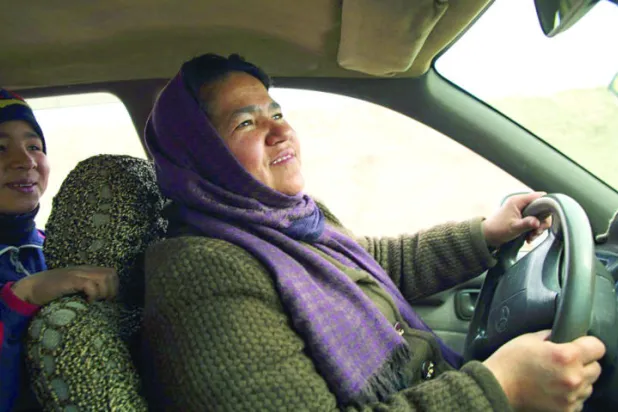 سائقة التاكسي الوحيدة في أفغانستان.. تتحدى السخرية والتهديدات