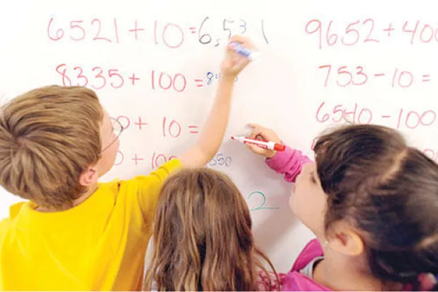 تحيز معلمي المرحلة الابتدائية يثني الفتيات عن الرياضيات والعلوم